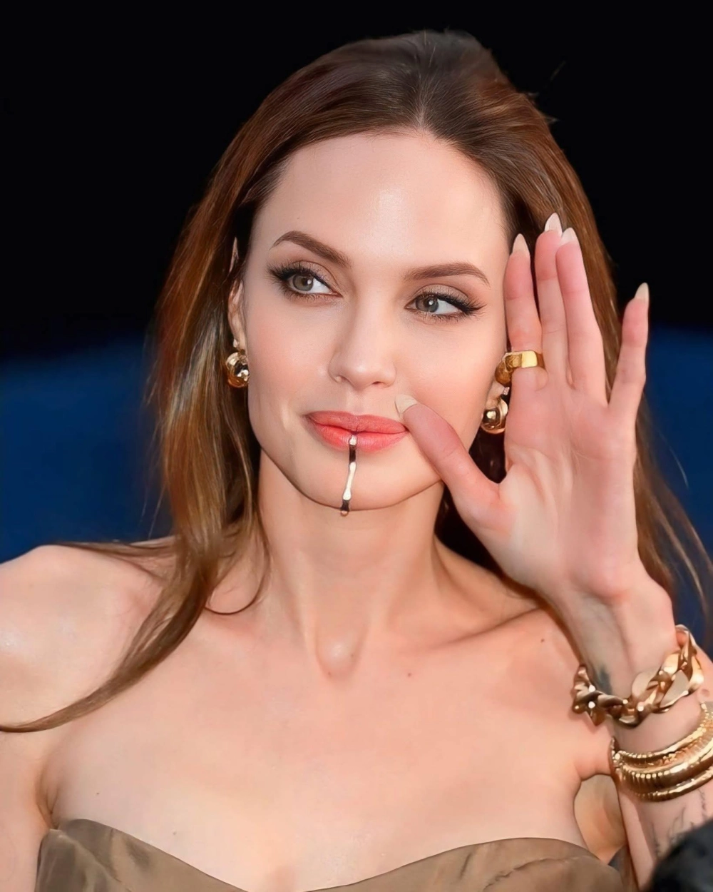Nhan sắc nổi loạn của Angelina Jolie lúc trẻ