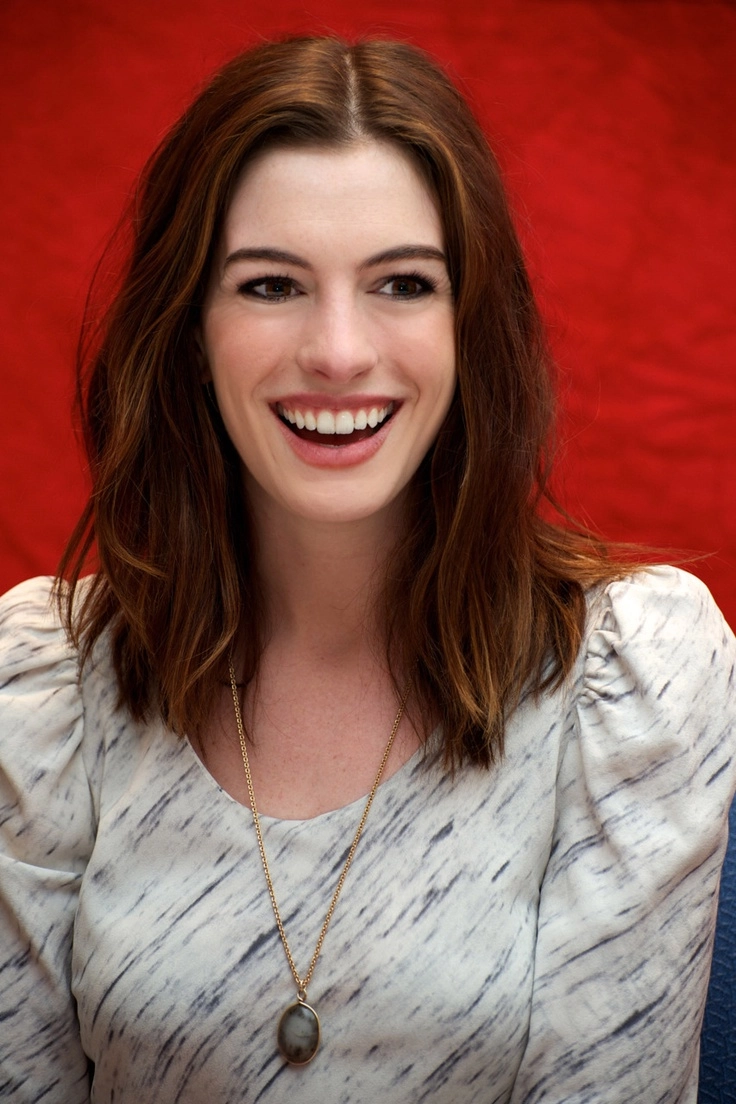 Anne Hathaway và những lần hợp tác với các thương hiệu lớn