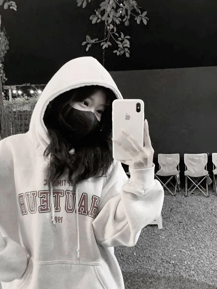 Avatar hoodie che mặt dưới mưa