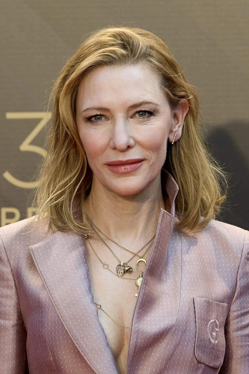 Cate Blanchett trong vai Nữ hoàng Elizabeth
