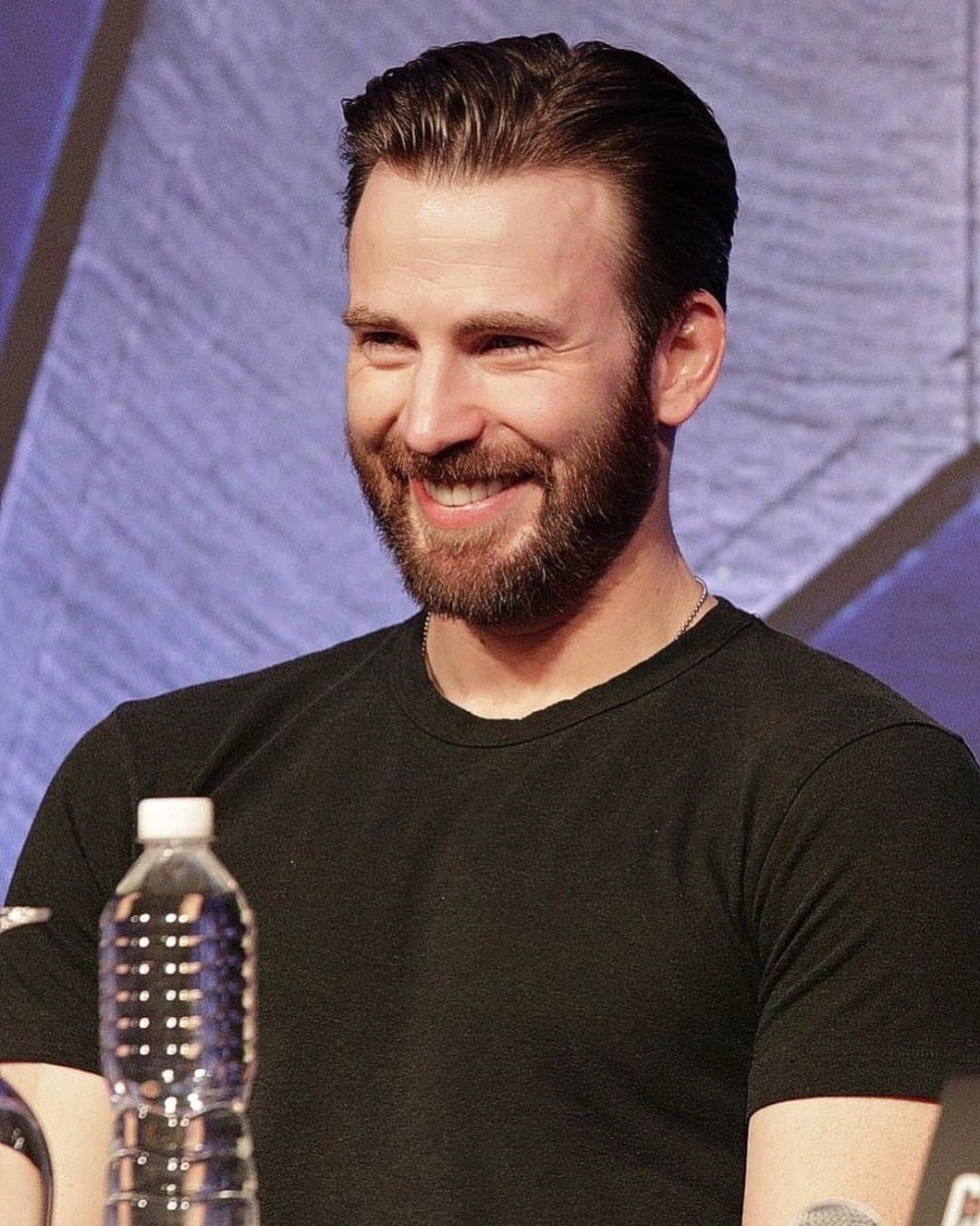 Chris Evans trong bộ trang phục biểu tượng của Captain America