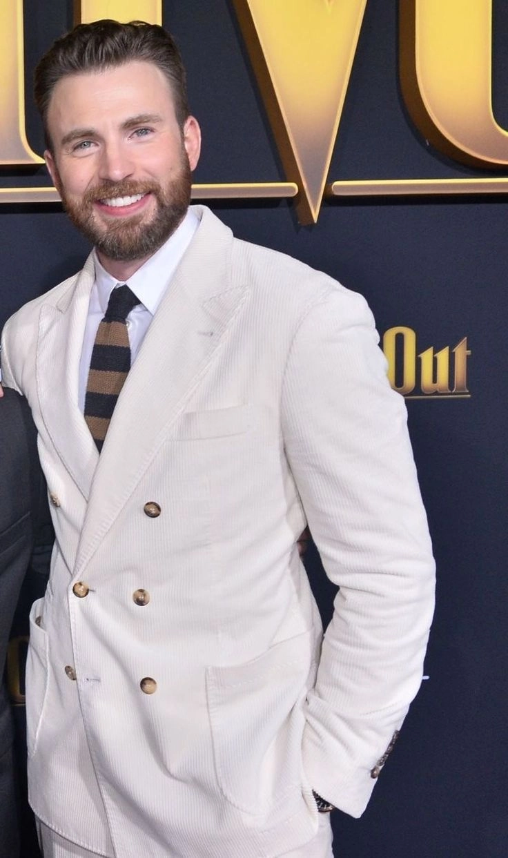 Nụ cười quyến rũ thương hiệu của Chris Evans