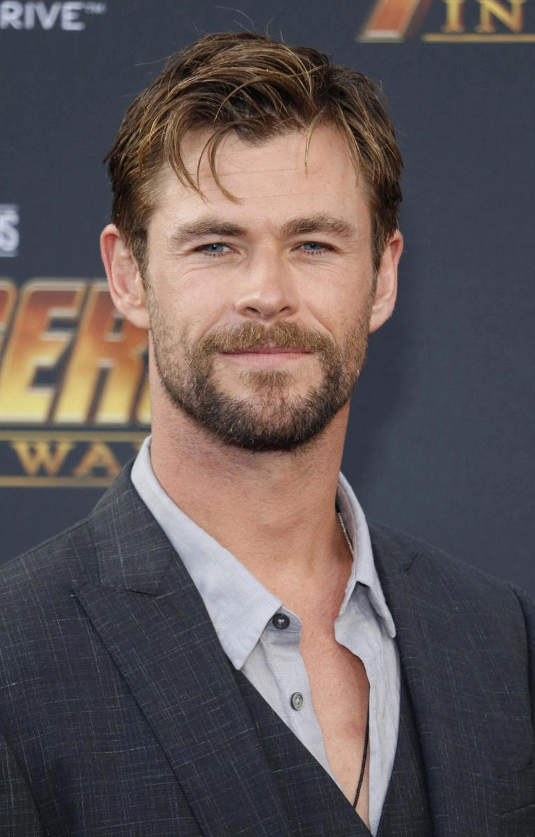 Chris Hemsworth lịch lãm trong bộ vest