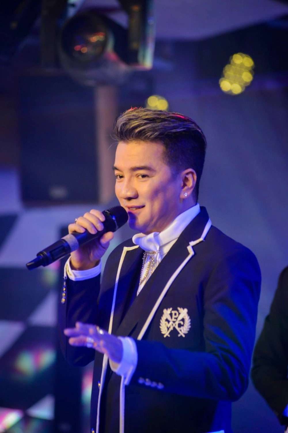 Đàm Vĩnh Hưng lịch lãm trong bộ vest sang trọng