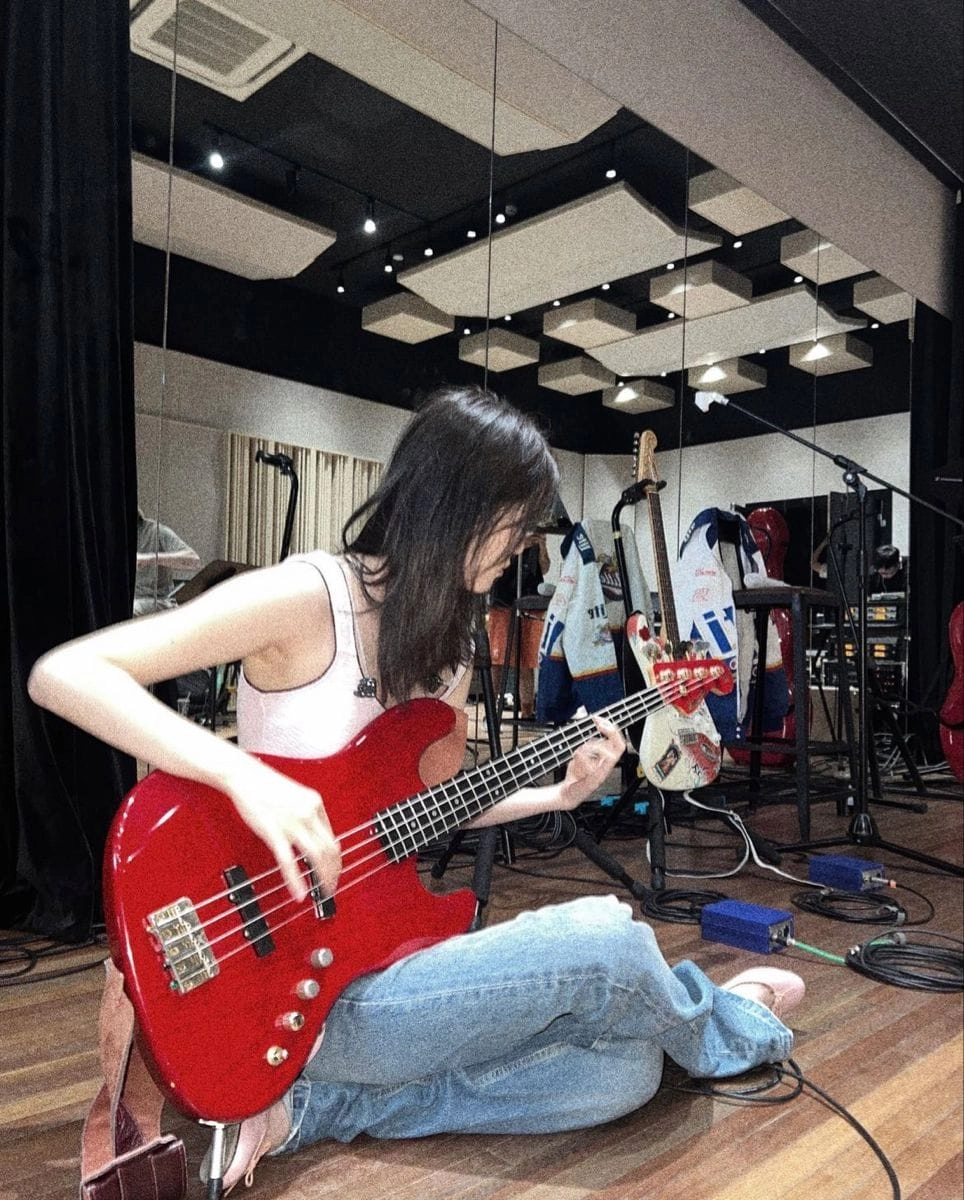Tự tin thể hiện cá tính bên cây đàn acoustic
