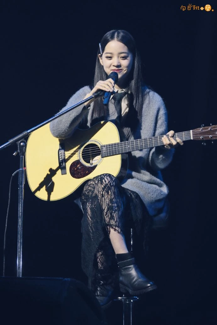 Khoảnh khắc bình yên khi tập chơi guitar một mình