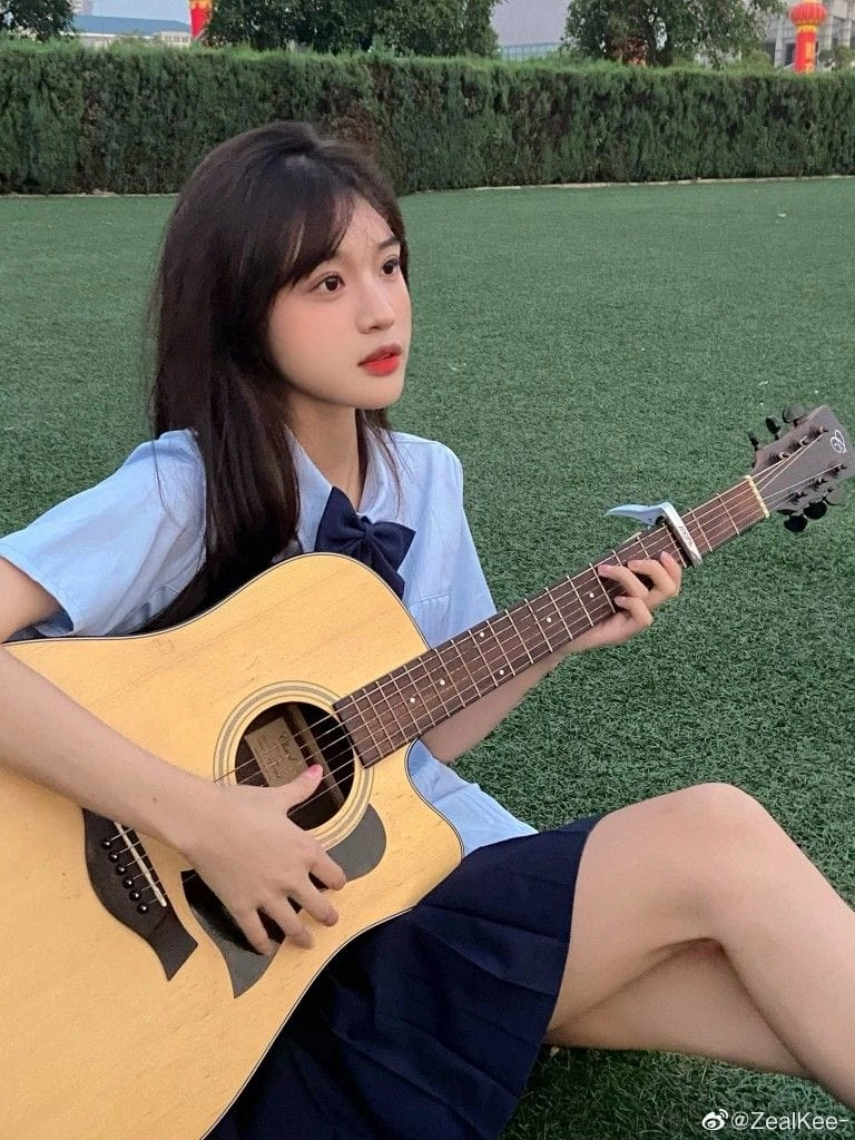 Nụ cười rạng rỡ khi chơi đàn guitar thành công
