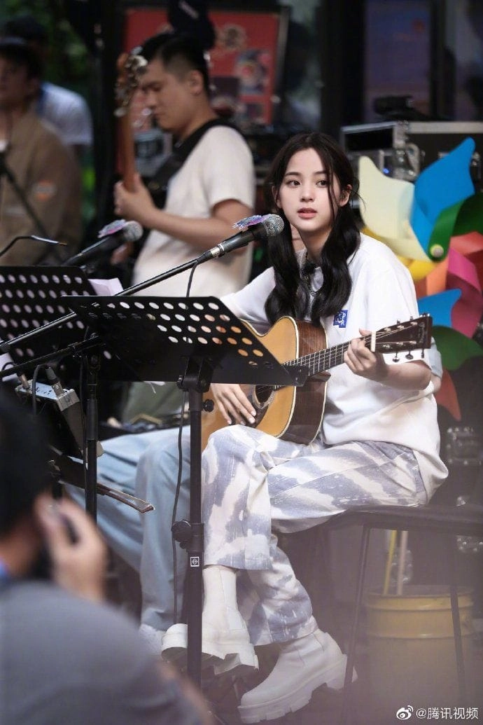 Khoảnh khắc phiêu theo điệu nhạc sau khi chơi đàn guitar