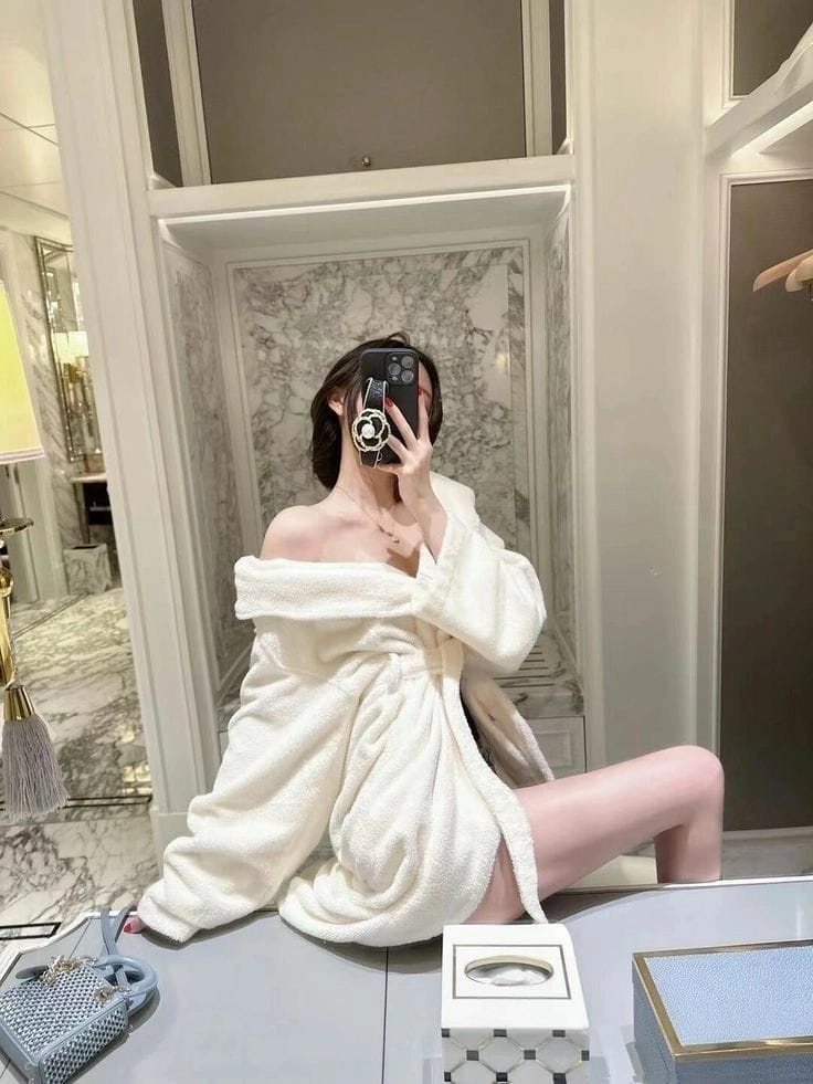 Gái xinh mặc áo ngủ siêu mỏng