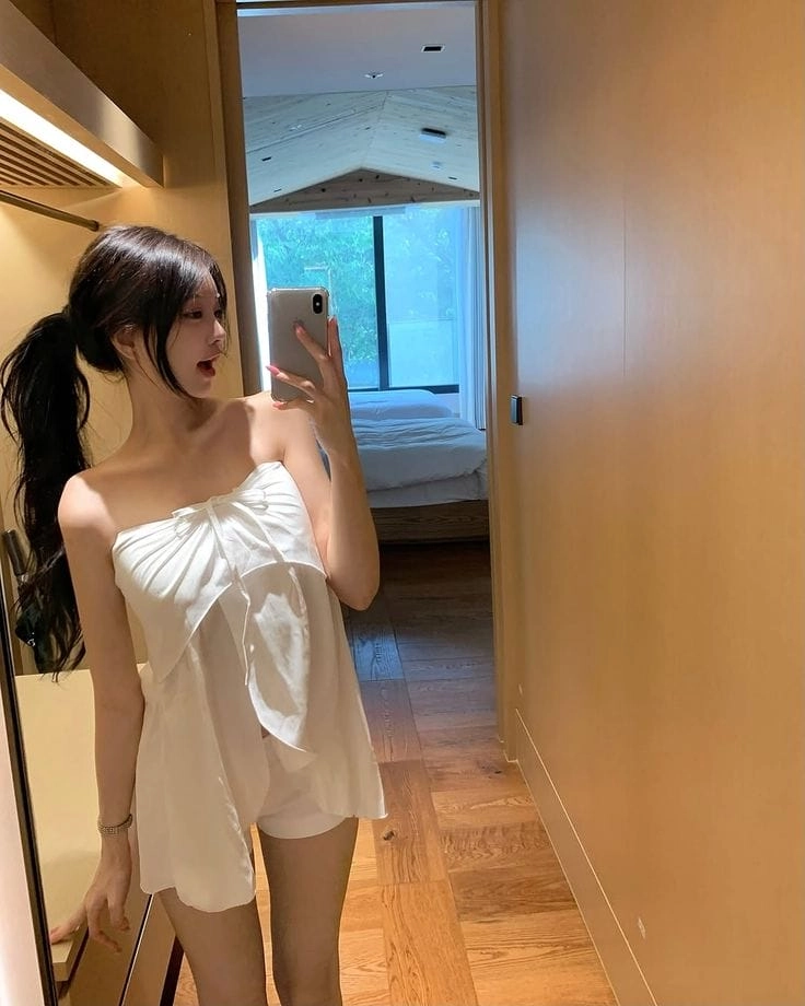 Gái đẹp mặc váy ngủ xuyên thấu