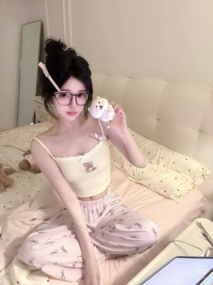 Gái xinh mặc đồ ngủ sexy thời thượng