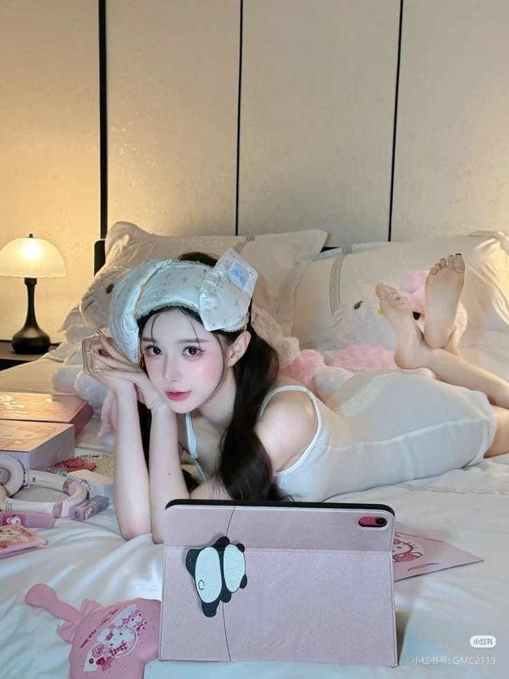 Gái xinh đồ ngủ mỏng nhẹ cuốn hút