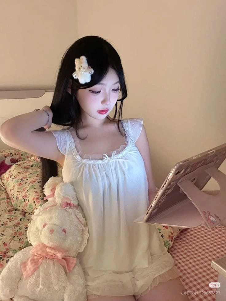 Gái xinh mặc váy ngủ sexy đầy cuốn hút