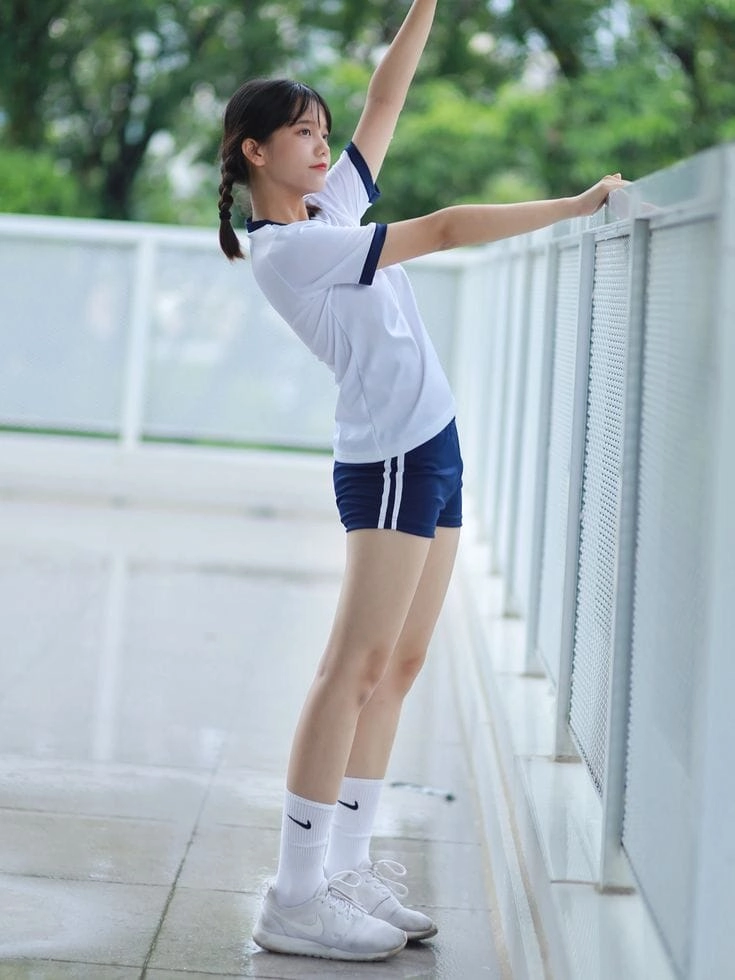 Phong cách gái xinh mặc quần thể thao và croptop