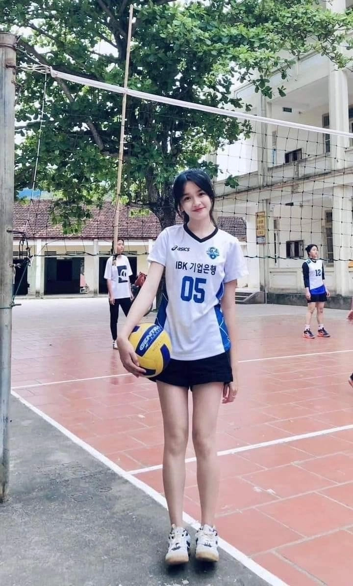 Phối đồ cùng giày thể thao nữ trắng