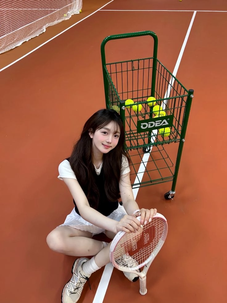 Gái xinh mặc đồ thể thao dạo phố