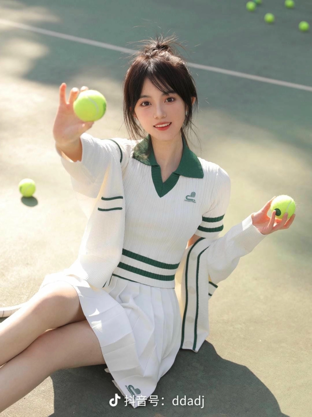 Gái xinh mặc quần thể thao chơi tenis