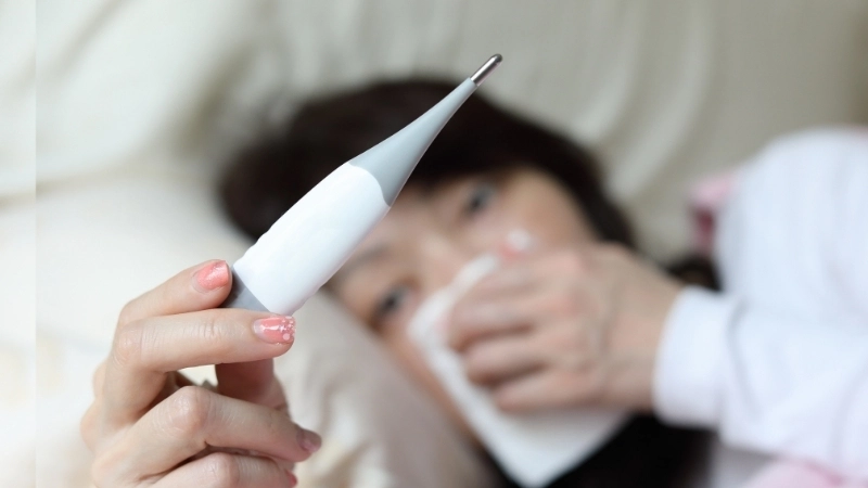 Hình minh họa đường lây nhiễm để trả lời câu hỏi sốt siêu vi có lây không