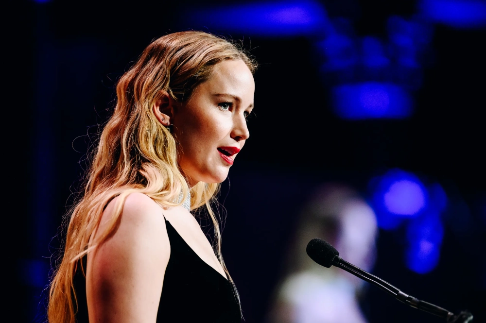 Khoảnh khắc Jennifer Lawrence nhận giải Oscar