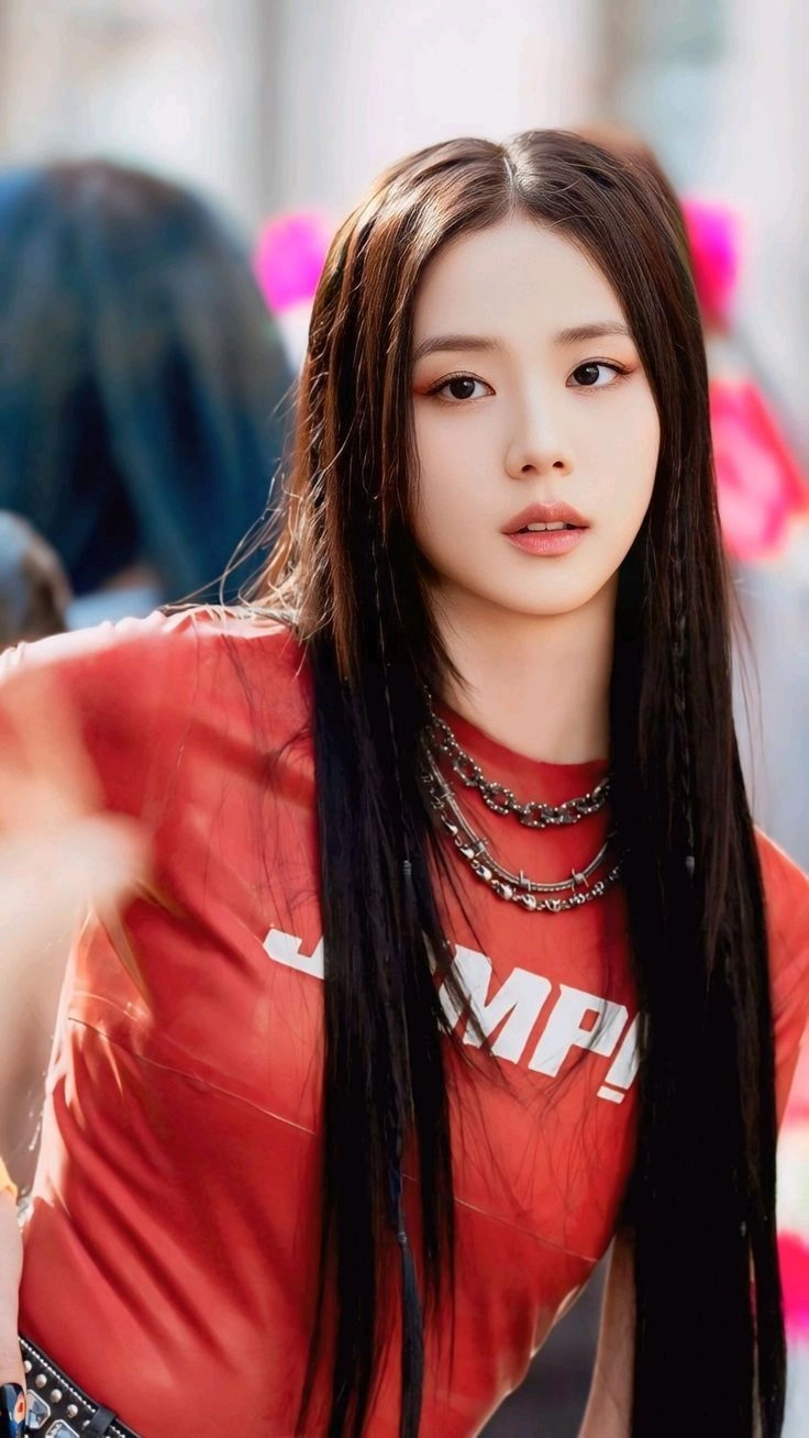 Jisoo trên trang bìa tạp chí danh giá