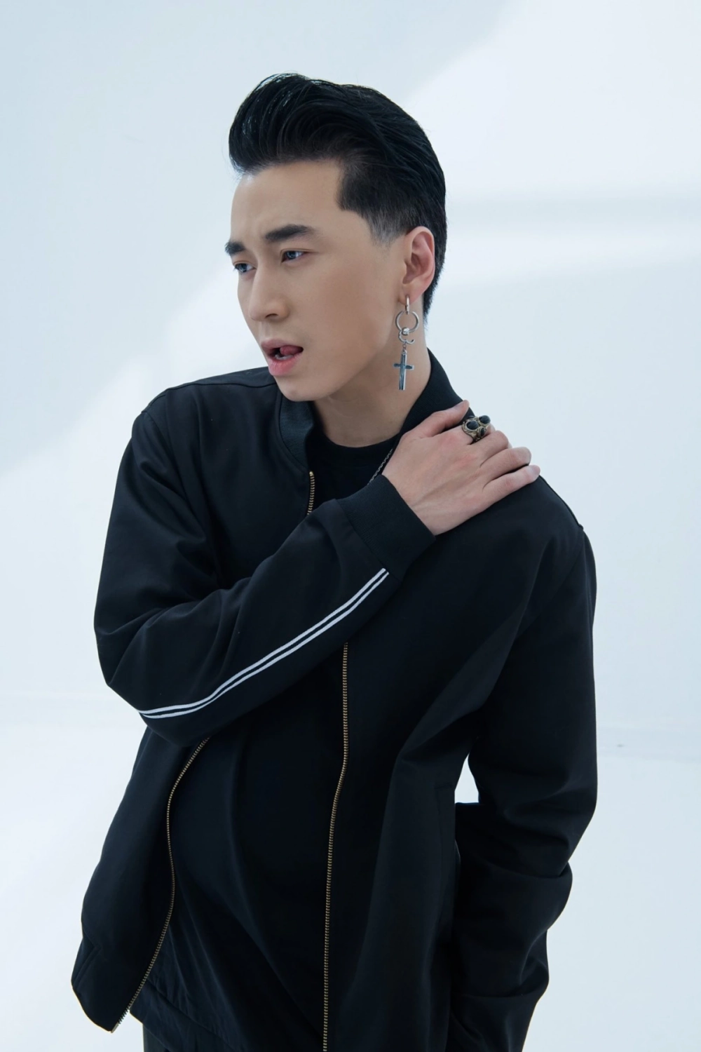 Tình cảm gia đình trong bài hát Cha Karik