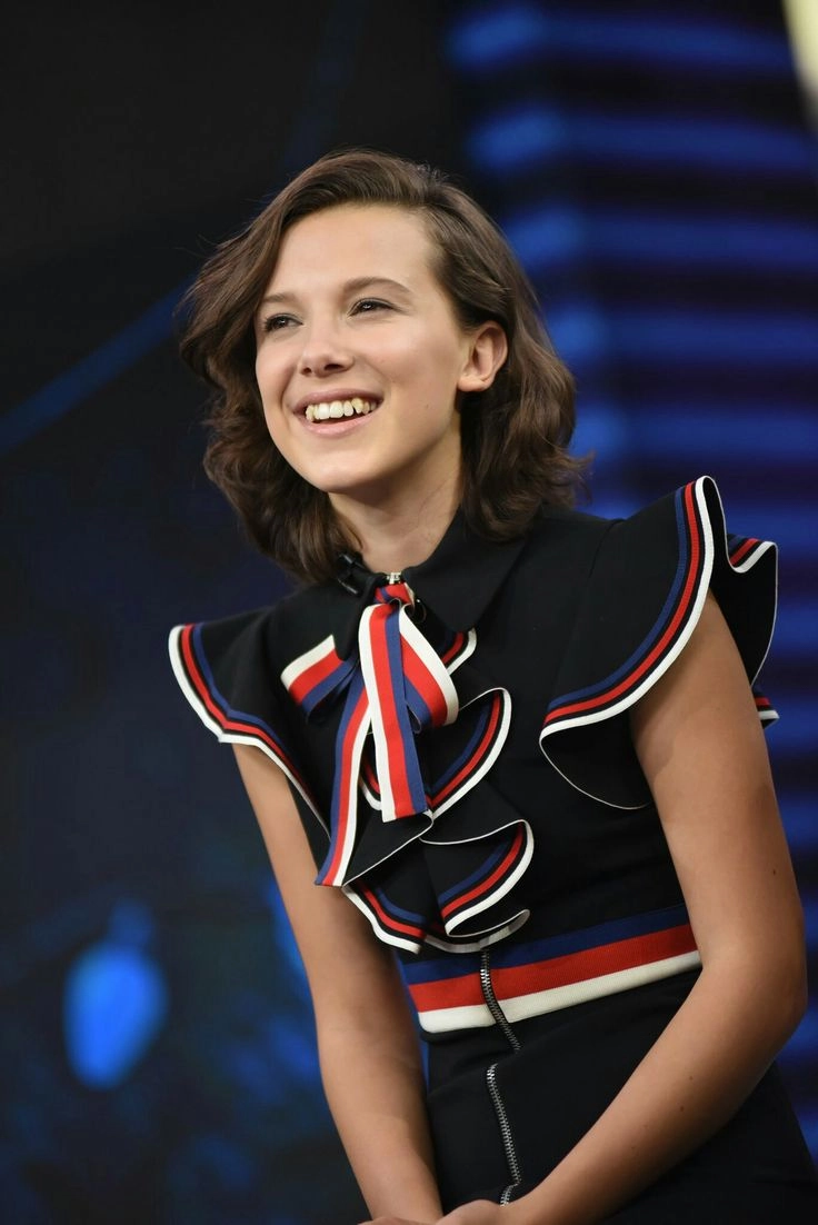 Khoảnh khắc đáng yêu của Millie Bobby Brown Enola Holmes