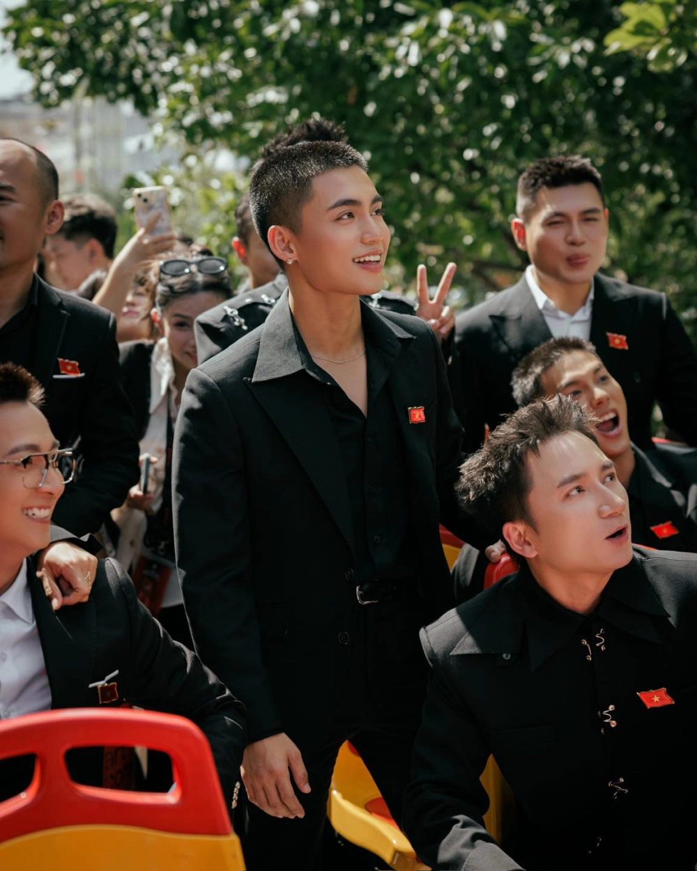 Ca sĩ MONO trong show diễn của mình