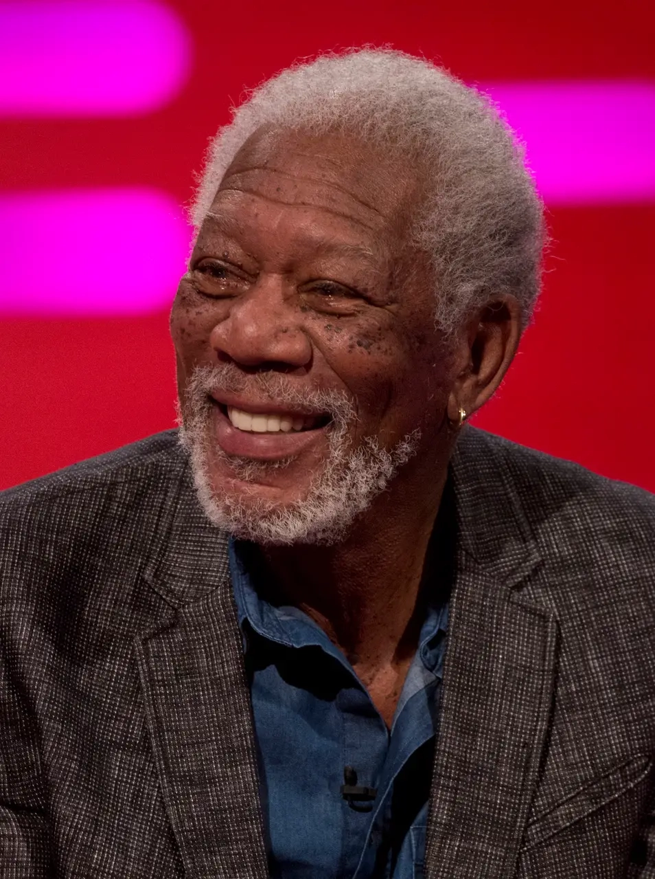 Tạo hình Chúa trời kinh điển của Morgan Freeman