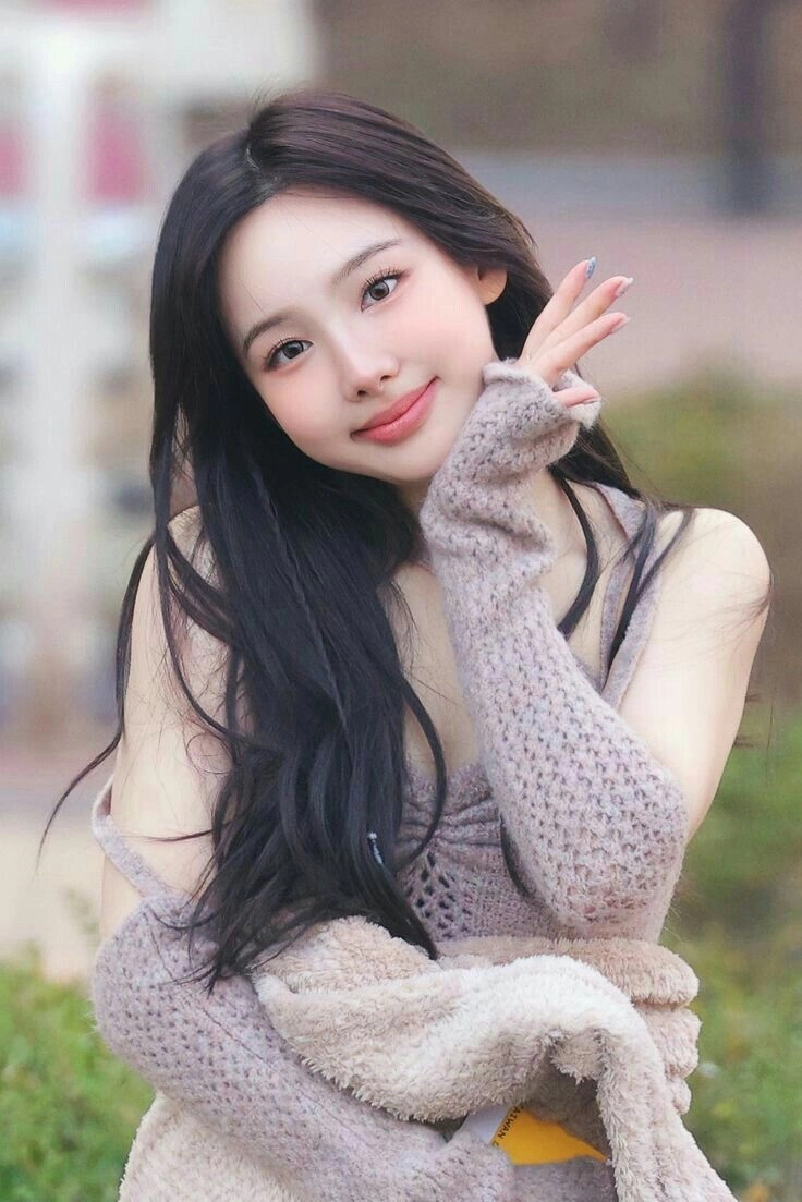 Thời trang ấn tượng trong MV Pop của Nayeon