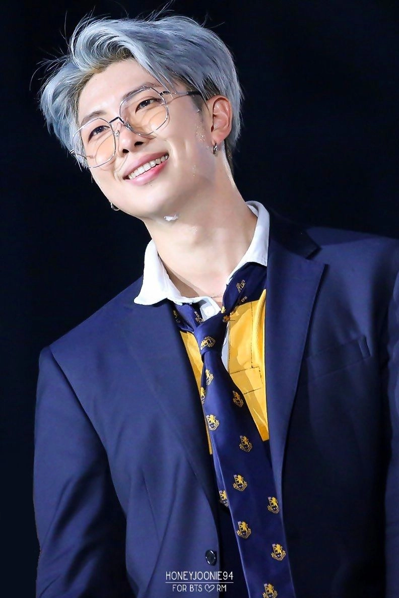 Một cảnh trong MV rm wildflower