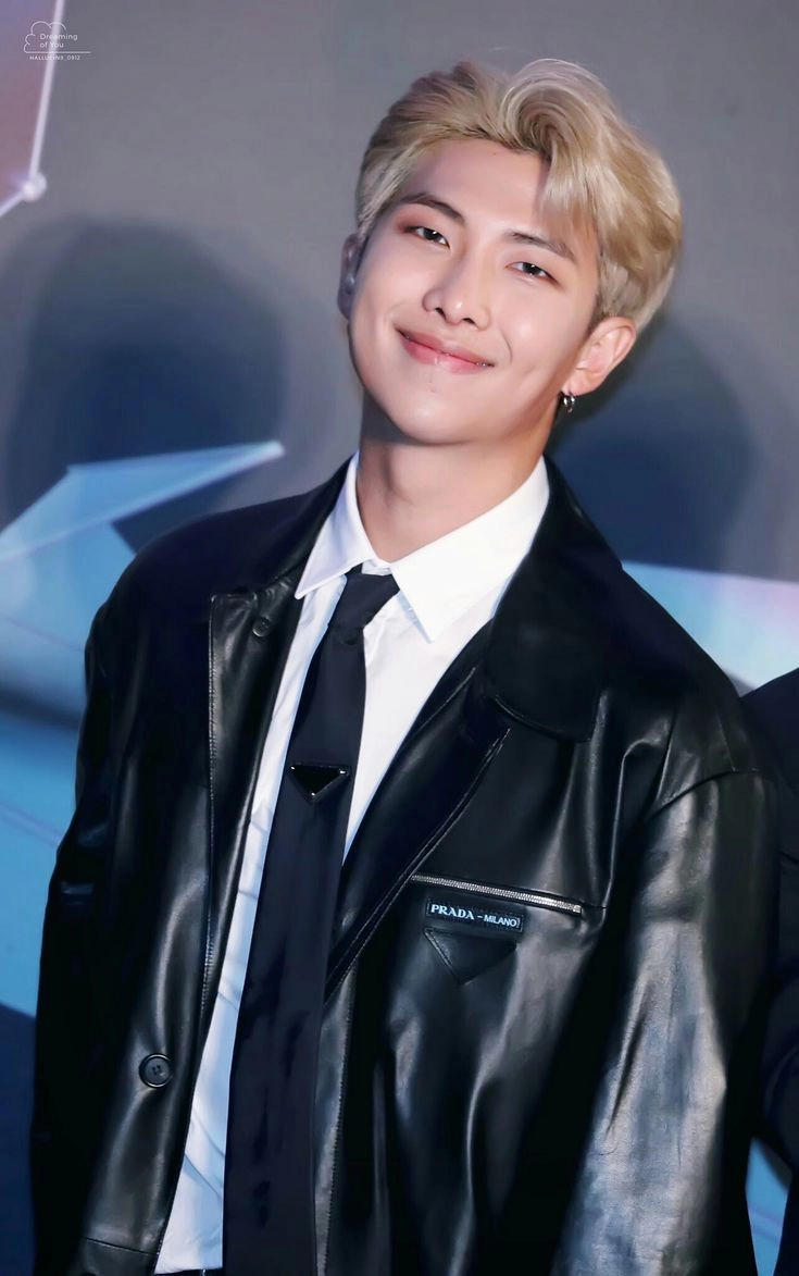 Bìa album rm indigo đầy nghệ thuật