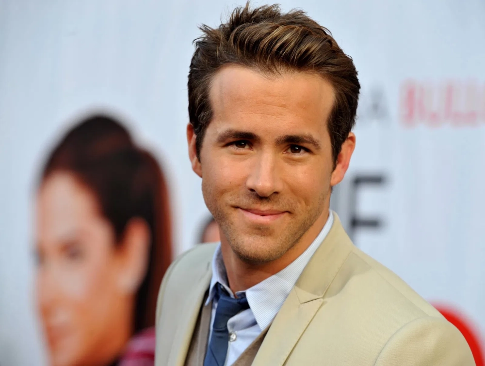 Ryan Reynolds trong poster phim Free Guy