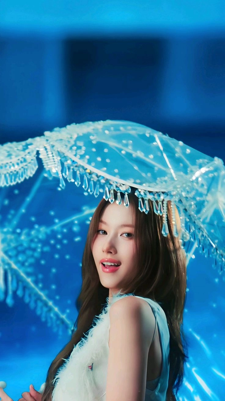 Nhan sắc rạng rỡ trong hình ảnh Sana TWICE