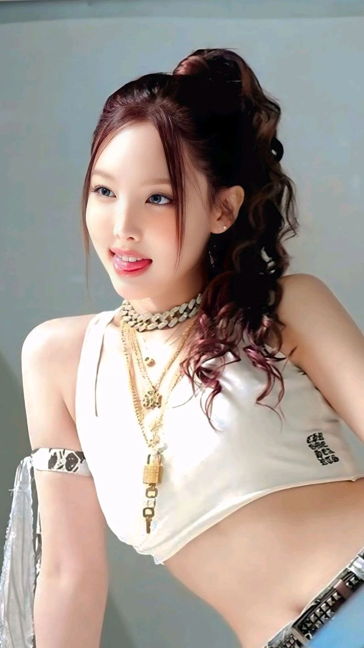Khoảnh khắc huyền thoại sana shy shy shy