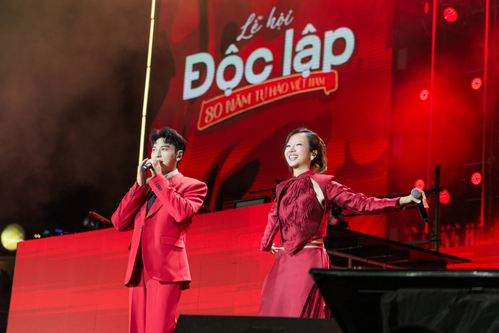 Suboi đầy quyền lực trên ghế nóng Rap Việt