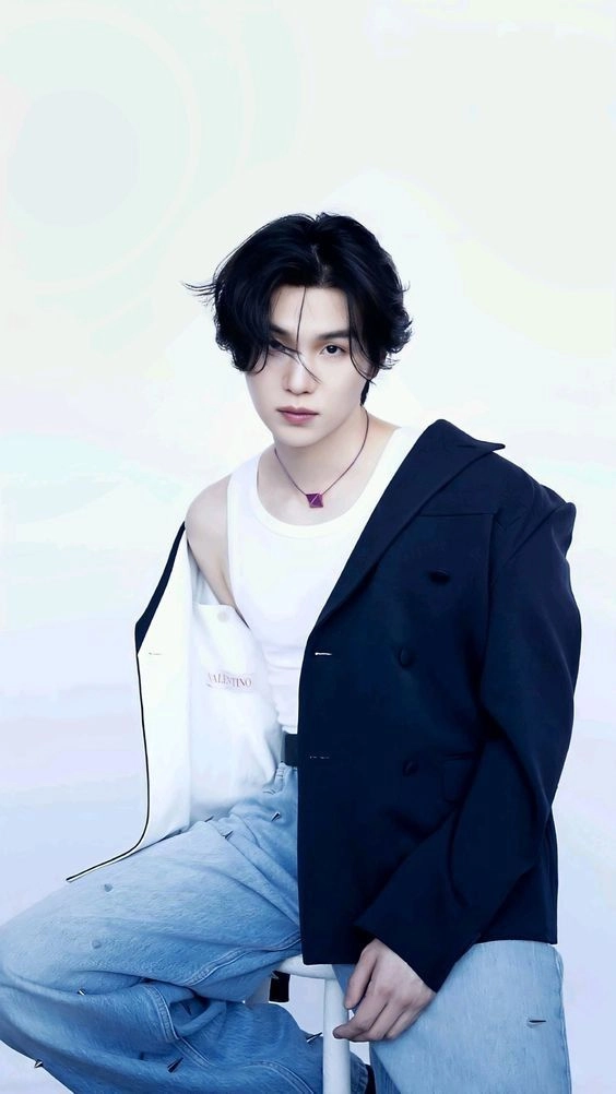 SUGA trong vai trò đại sứ Valentino