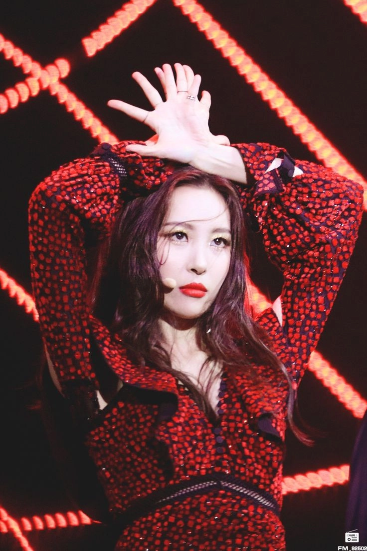Nữ hoàng solo Sunmi trên sân khấu