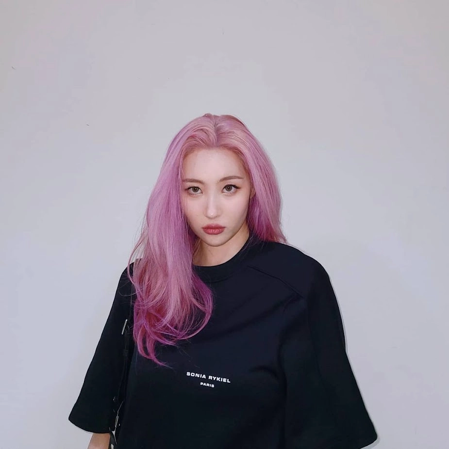 Tạo hình quyến rũ trong MV Sunmi Tail