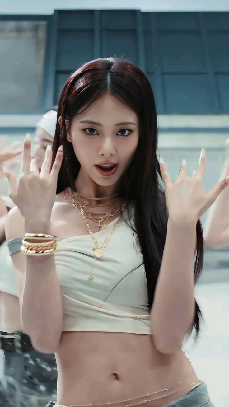 Thần thái sang chảnh cùng thương hiệu tzuyu pnat