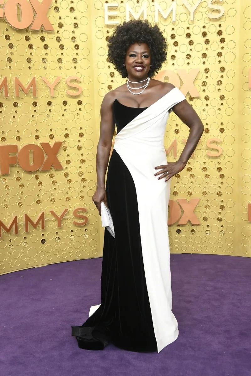 Khoảnh khắc lịch sử khi Viola Davis Oscar được trao tay