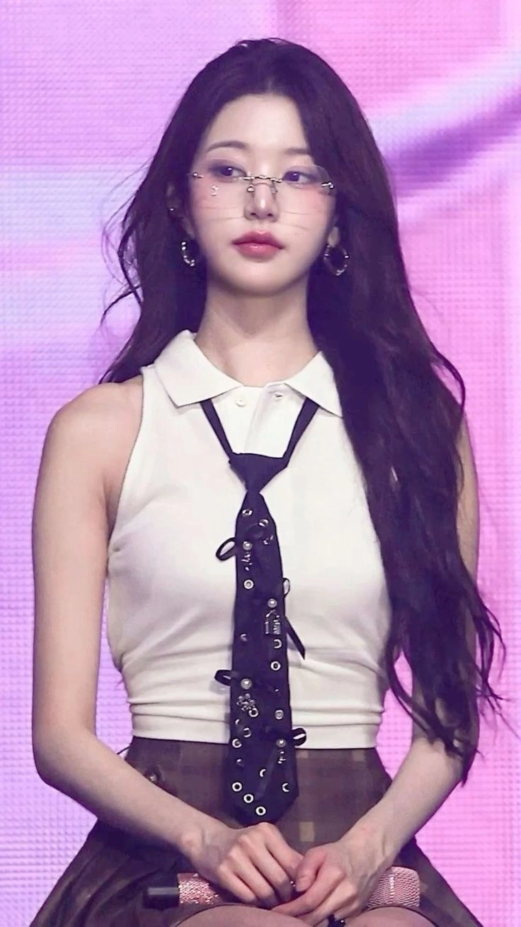 Wonyoung và mái tóc suôn mượt