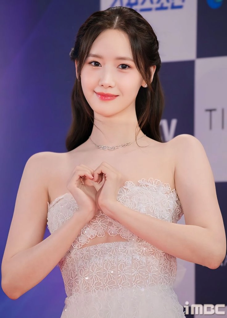 Yoona trong một cảnh phim King the Land