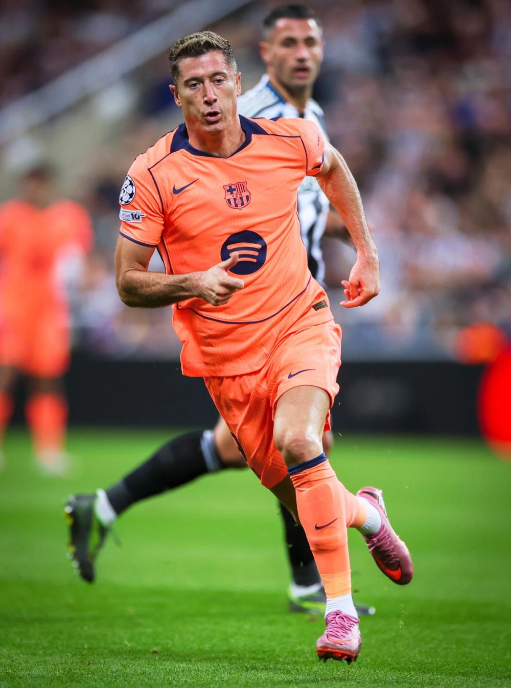 Robert lewandowski sát thủ vòng cấm ngầu lòi