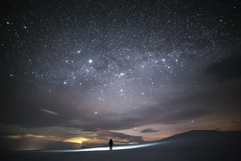 Hướng dẫn chi tiết cách vẽ tranh phong cảnh ban đêm với gam màu tối ấn tượng.