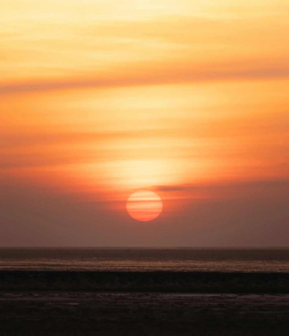 Sắc cam vàng ấm áp bao phủ toàn bộ màn hình với nền hoàng hôn đẹp.