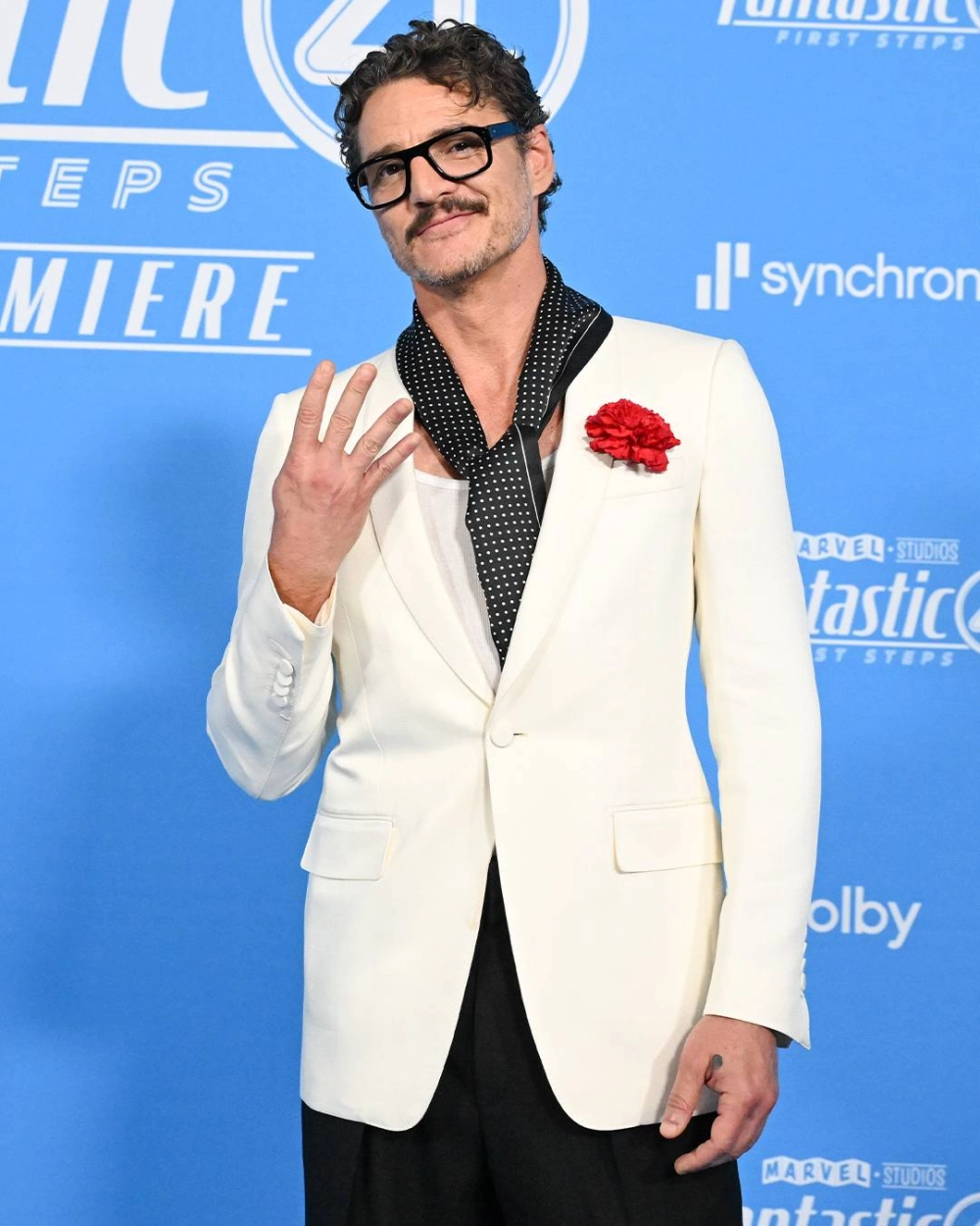 Vẻ ngoài phong trần cùng chiều cao ấn tượng của pedro pascal height.