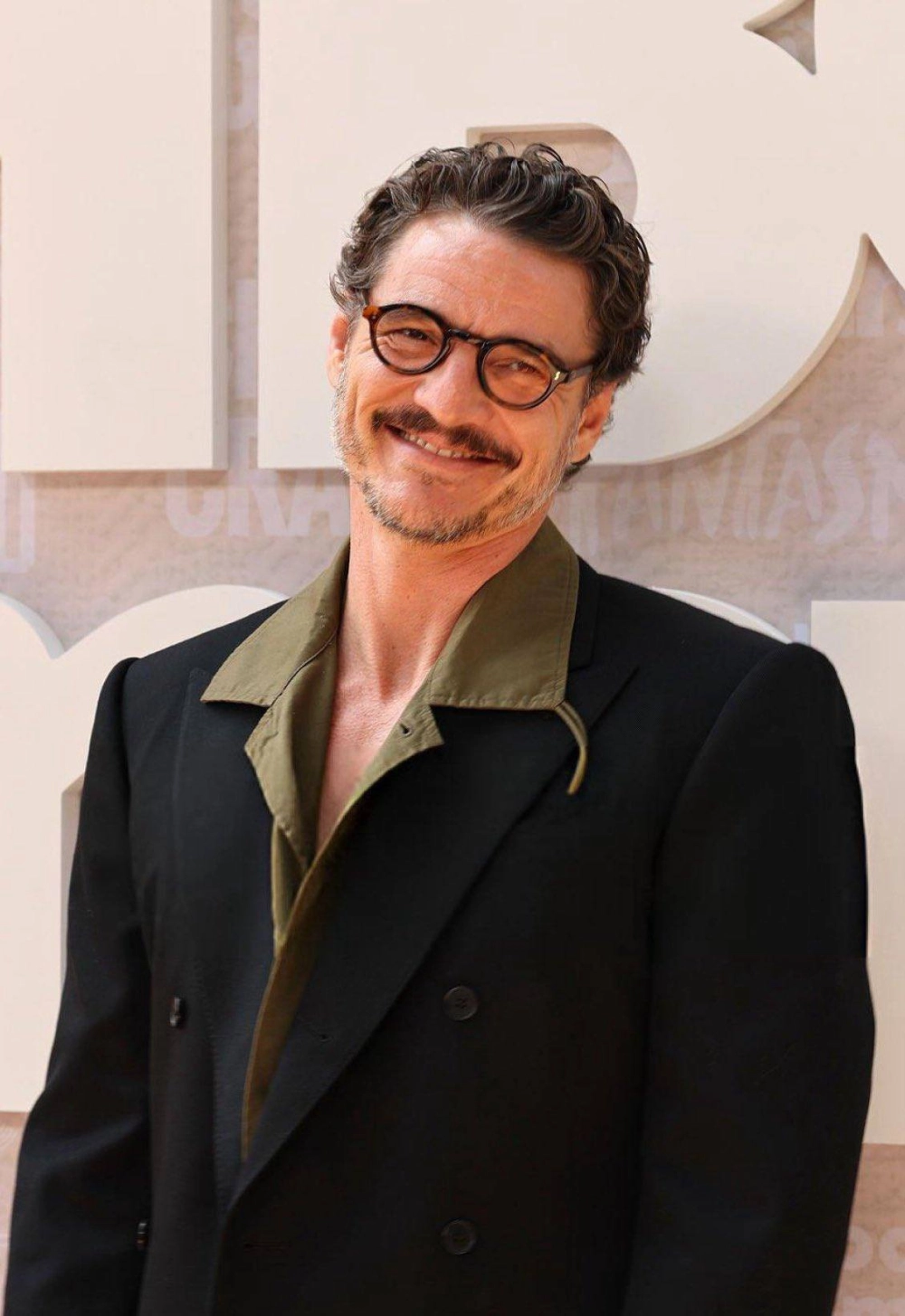 Nhìn lại những hình ảnh thời trẻ đầy lãng tử của pedro pascal young.