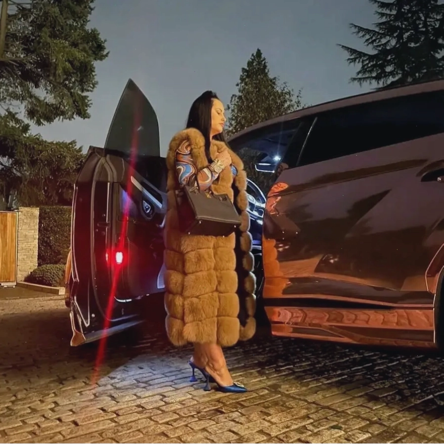 Alysha Behague và chiếc xe hơi sang trọng