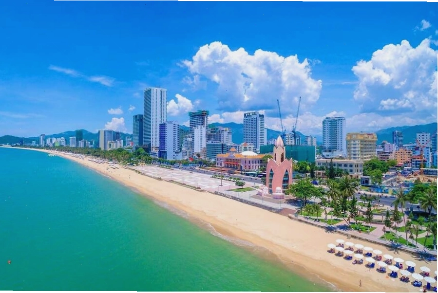 Ánh nắng ban mai rực rỡ trên bãi biển Nha Trang