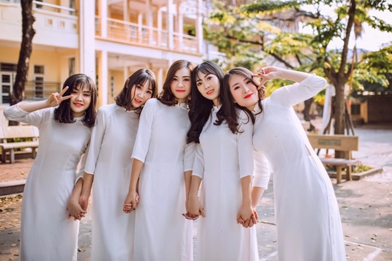 Áo dài cách tân với bó hoa nhỏ xinh